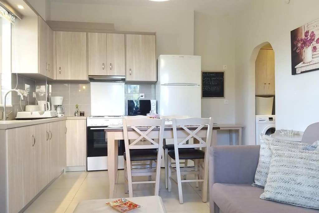 New, Bright, Cozy, Autonomous Apartment With Private Entrance And Garden, 42 M2, 5Min To The Beach And City Center กาลามาตา ภายนอก รูปภาพ